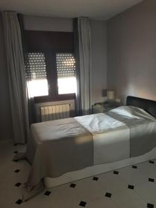 Ένα ή περισσότερα κρεβάτια σε δωμάτιο στο Casa individual con piscina miami playa +4 φωτογραφίες