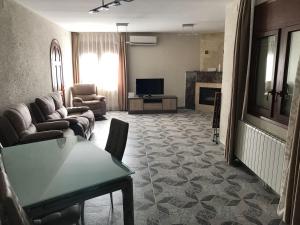 Μια τηλεόραση ή/και κέντρο ψυχαγωγίας στο Casa individual con piscina miami playa