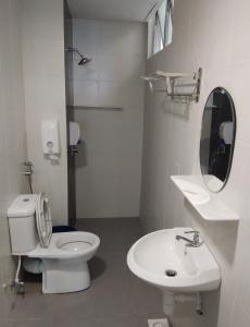 y baño con aseo, lavabo y espejo. en Cameron Quintet Apartment @ Cameron Jaya en Cameron Highlands