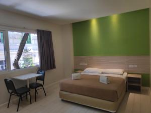 Postel nebo postele na pokoji v ubytování Westpoint Hotel