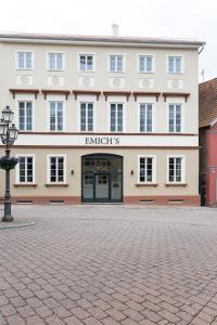 a building with the front entrance to the embassy ministries at EMICH´S Hotel in Amorbach