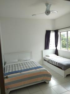 1 dormitorio con cama y ventana en Cameron Quintet Apartment @ Cameron Jaya en Cameron Highlands