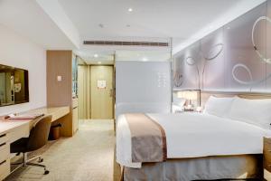 Postel nebo postele na pokoji v ubytování Kaohsiung Chateau de Chine Hotel
