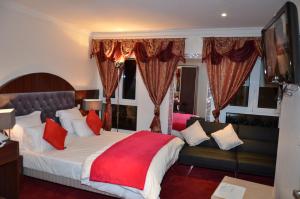En eller flere senge i et værelse på Hotel Regina Montmartre