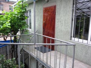 czerwone drzwi na boku budynku w obiekcie Ludmila guest house - гостевой дом "Людмила" w Odessie