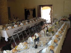 a group of long tables with wine bottles and glasses at Casa De Los Diezmos in Alborge
