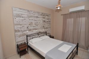 A bed or beds in a room at Blue Wave