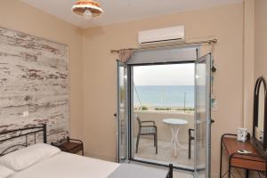 A bed or beds in a room at Blue Wave