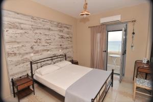 A bed or beds in a room at Blue Wave