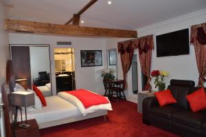 um quarto de hotel com uma cama e um sofá em Hotel Regina Montmartre em Paris