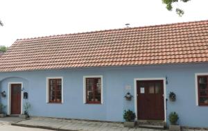 una casa azul con techo rojo en Apartmán Bechyně, en Bechyně