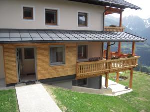 a house with a deck and a balcony at Haus am Sonnenberg in Liesing