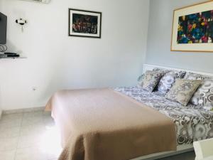 - une chambre blanche avec un lit dans l'établissement Apartments Ana Hvar, à Hvar