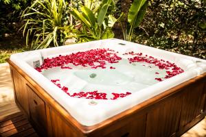 een bad gevuld met rode bloemblaadjes bij Villa Holiday Playa Del Carmen in Playa del Carmen