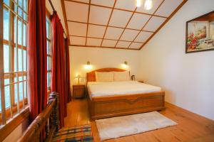 une chambre avec un lit dans une pièce dans l'établissement Glen View Heritage Homestay, à Shimla
