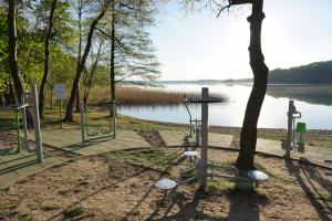 ein Picknickplatz neben einem Gewässer in der Unterkunft Insko Home & Sauna in Ińsko