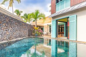 Bazén v ubytování La Musarde, magnifique villa avec piscine chauffée à deux pas de la plage de Boucan Canot nebo v jeho okolí