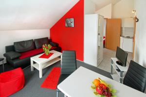 ein Wohnzimmer mit einem Sofa und einem Tisch in der Unterkunft Appart-Hotel Harmonie in Winterberg