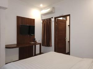 Puri Langenarjan Guest House電視和／或娛樂中心