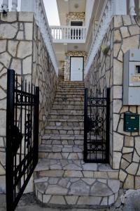 un escalier avec des portes en face d'une maison dans l'établissement Apartments Dora, à Dobra Voda
