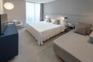 Cama o camas de una habitación en GHT Sa Riera