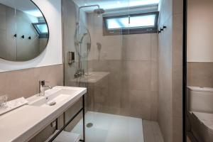 un baño con lavabo y ducha en GHT Sa Riera, en Tossa de Mar