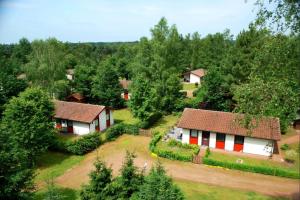 una vista aerea di un villaggio con case rosse e bianche di Ferienpark Grafschaft Bentheim a Uelsen