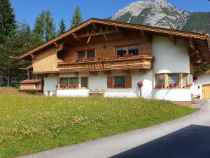 una casa con flores en las ventanas y una montaña en Haus Schiefer, en Leutasch