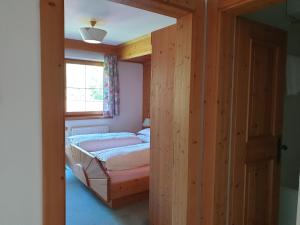 1 dormitorio con cama y ventana en Haus Schiefer, en Leutasch