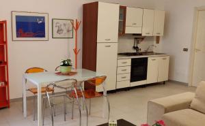 A kitchen or kitchenette at Appartamento a due passi dal mare Még 6 kép