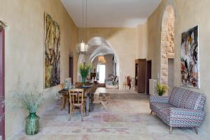 a living room with a dining table and a couch at La Maison des Sources in ‘Ayn Zḩaltā