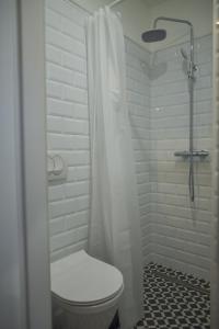 biała łazienka z toaletą i prysznicem w obiekcie MAGIC GARDEN ZAGREB CENTER w Zagrzebiu