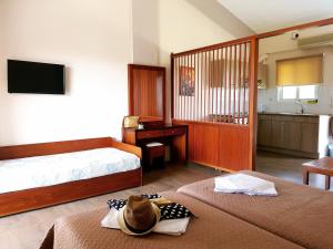 Llit o llits en una habitació de Hotel Kalamitsi Apartments