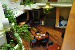 an overhead view of a table and chairs in a restaurant at Hotel Donde Marcelo in Baños