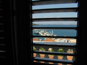 uma janela com vista para um navio na água em Apartment Zelenčić em Kali