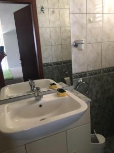 uma casa de banho com um lavatório e um espelho em Apartment Zelenčić em Kali