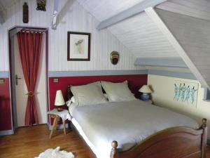 Ένα ή περισσότερα κρεβάτια σε δωμάτιο στο Le Lavoir de Julia
