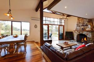 Adventure Bay布鲁尼岛冒险湾度假酒店的带沙发、桌子和壁炉的客厅