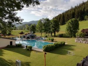 an aerial view of a house with a swimming pool at Sandras Ferienhaus Bungalow Sonnenalm in Bad Mitterndorf