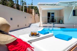 a villa with a swimming pool and a house at Villa Alba in Apolpaina