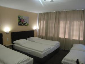 Postel nebo postele na pokoji v ubytování Milano Hotel