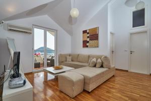 - un salon avec un canapé et une télévision dans l'établissement Adriatic Sea View Apartment, à Dubrovnik