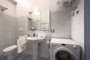 帕多瓦的住宿－PadovaResidence Apartments - vicino Cappella degli Scrovegni e Ospedale，一间带洗衣机和洗衣机的浴室
