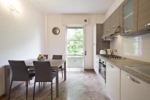 kuchnia ze stołem i krzesłami oraz oknem w obiekcie PadovaResidence Apartments - vicino Cappella degli Scrovegni e Ospedale w Padwie