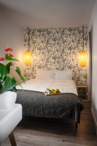 a bedroom with a bed with a floral wall at Casa Caimari Guest House, for mountain lovers! in Caimari