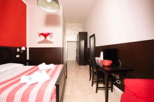 ナポリにあるNapoli Experienceのベッドルーム1室(ベッド1台、テーブル、椅子付)