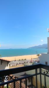 uma vista para a praia a partir da varanda de um condomínio em Galaxy Hotel em Quy Nhon