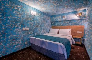 Rúm í herbergi á Gladius Inn Boutique Hotel by DNT Group