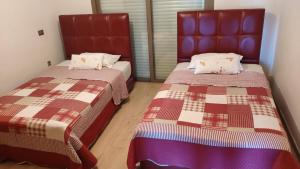 deux lits côte à côte dans une pièce dans l'établissement Plage Des Nations Golf Resort, à Sidi Bouqnadel 19 autres photos