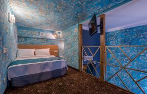 Rúm í herbergi á Gladius Inn Boutique Hotel by DNT Group